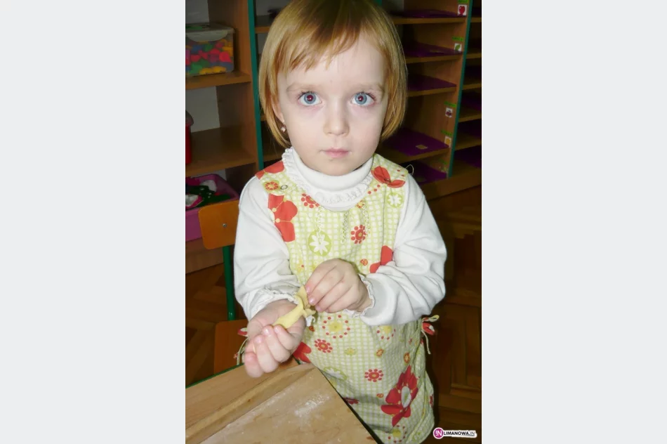 Dzieci przygotowywały faworki i pączki - zdjęcie 4