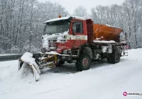 Piaskarka zepsuta, ciężarówki i autobus stoją - zdjęcie główne