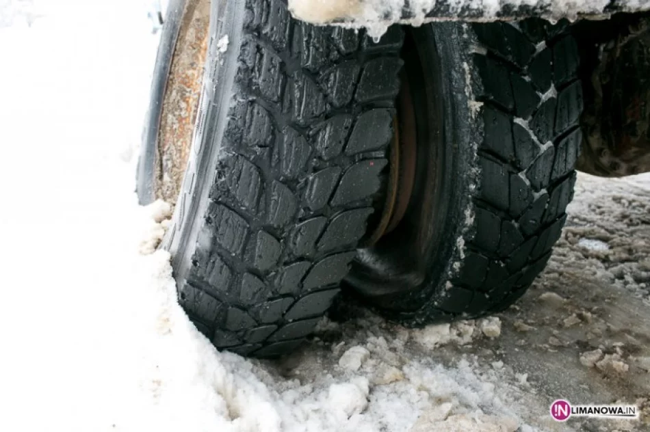 Piaskarka zepsuta, ciężarówki i autobus stoją - zdjęcie 2