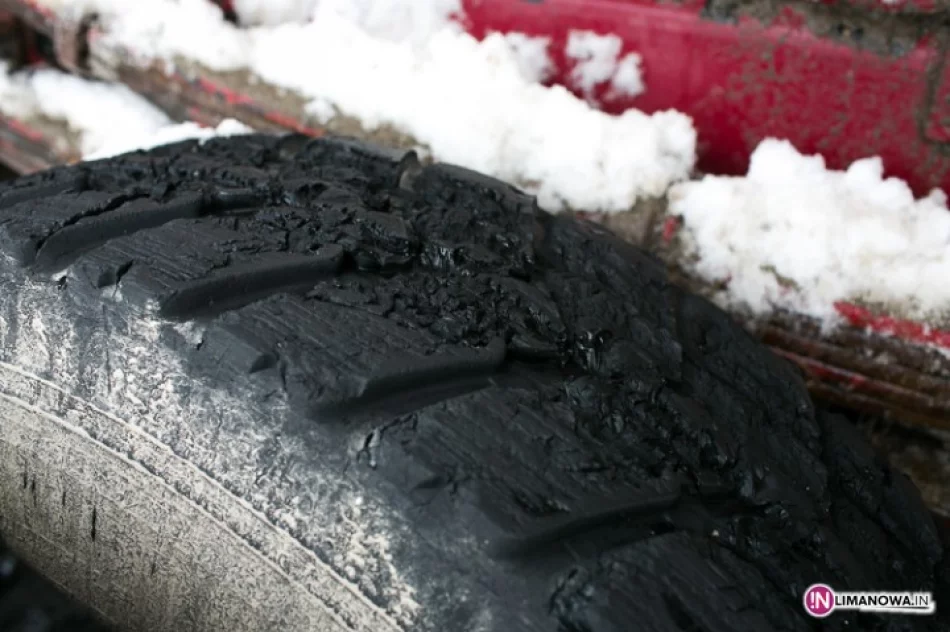 Piaskarka zepsuta, ciężarówki i autobus stoją - zdjęcie 3