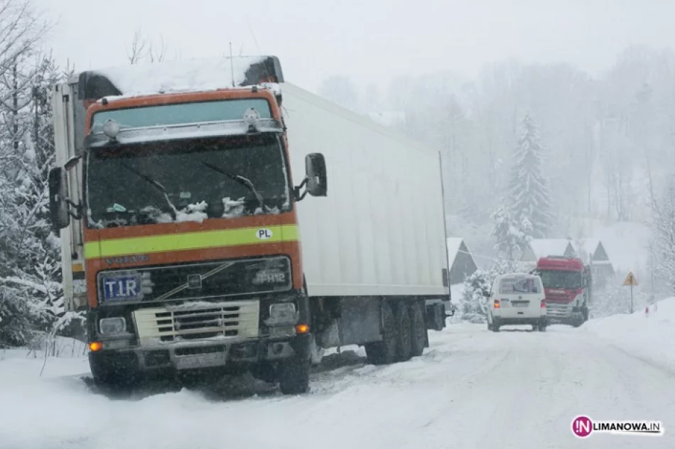 Piaskarka zepsuta, ciężarówki i autobus stoją - zdjęcie 4