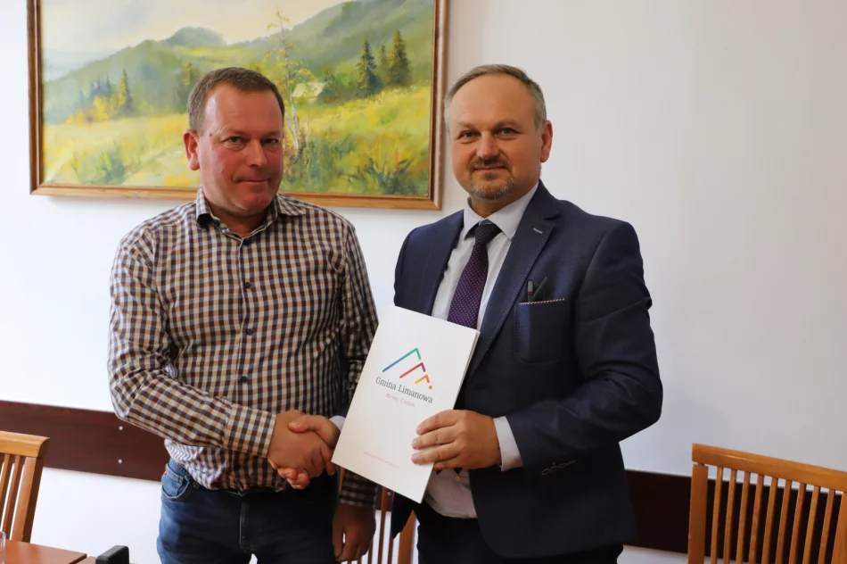 Podpisanie umowy na odtworzenie krzyża pomnikowego i prace konserwatorskie - Cmentarz 369 Golców - zdjęcie 2