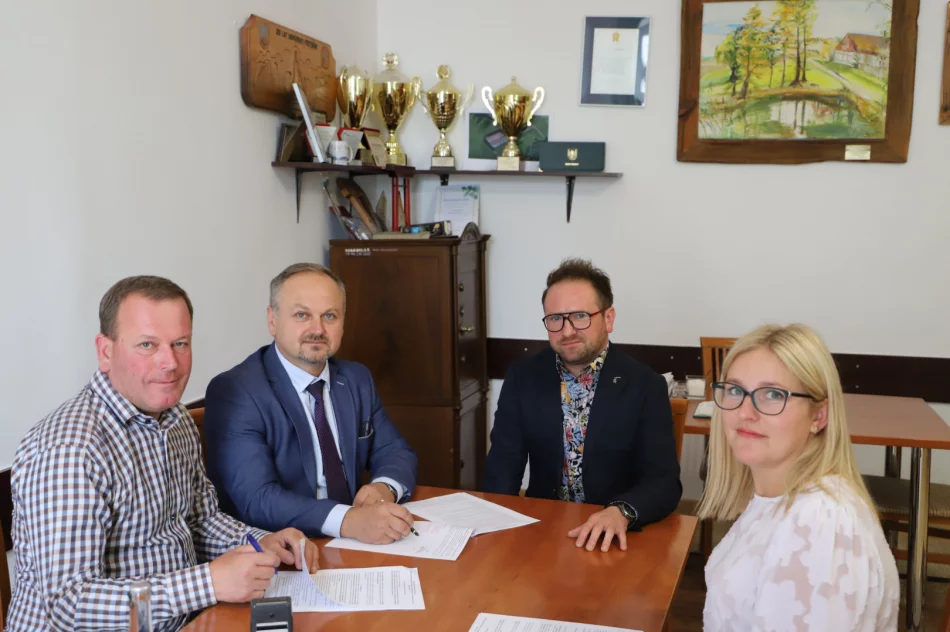 Podpisanie umowy na odtworzenie krzyża pomnikowego i prace konserwatorskie - Cmentarz 369 Golców - zdjęcie 3