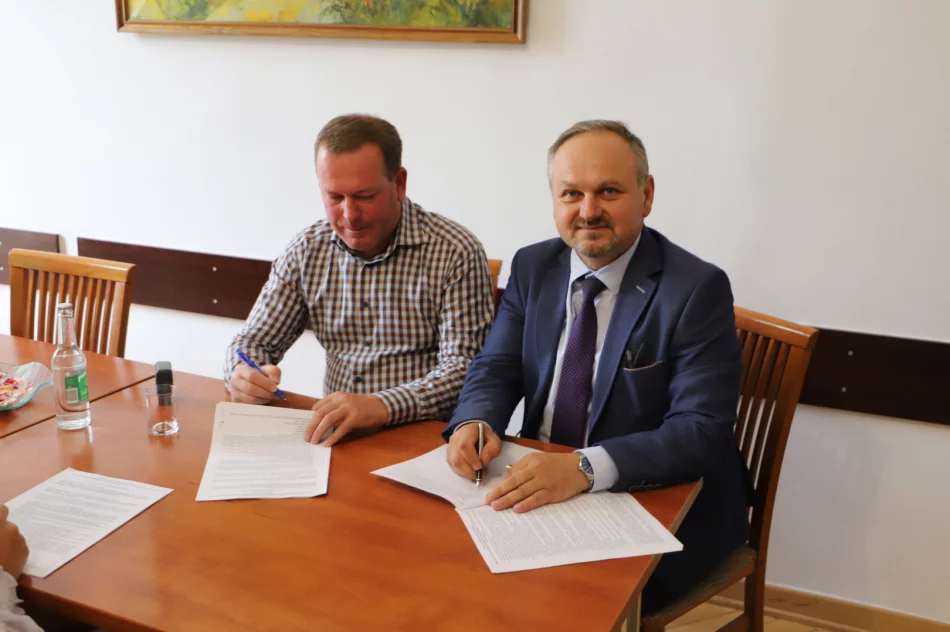 Podpisanie umowy na odtworzenie krzyża pomnikowego i prace konserwatorskie - Cmentarz 369 Golców - zdjęcie 4