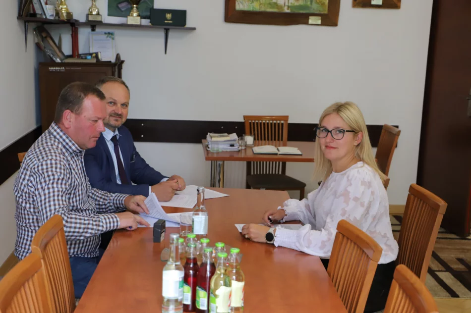 Podpisanie umowy na odtworzenie krzyża pomnikowego i prace konserwatorskie - Cmentarz 369 Golców - zdjęcie 5