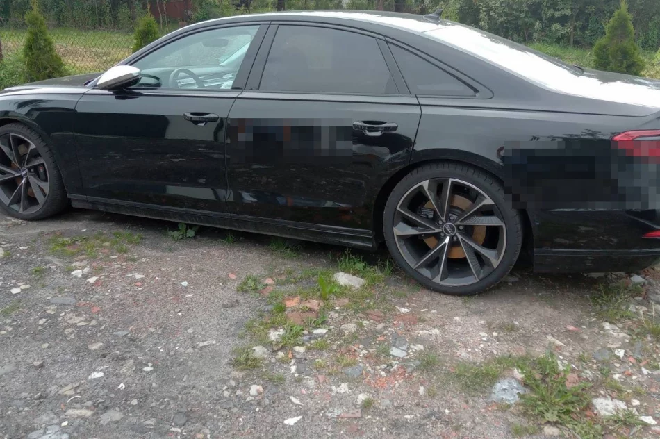 Handlowali kradzionymi samochodami. Zabezpieczono pojazdy o wartości ok 3,5 mln zł - zdjęcie 3