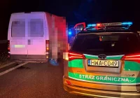 Kolizja straży granicznej w trakcie pościgu za busem migrantami - padły strzały. W środku 28 osób, kierowca uciekł - zdjęcie główne