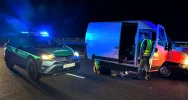 Kolizja straży granicznej w trakcie pościgu za busem migrantami - padły strzały. W środku 28 osób, kierowca uciekł - zdjęcie 4