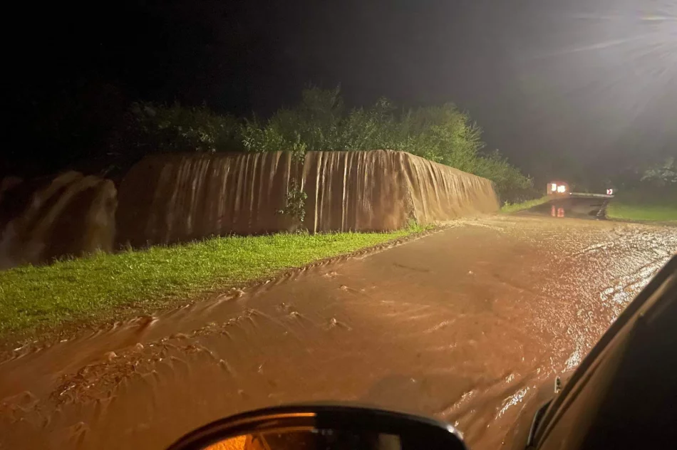 Zalane posesje, ulice i drogi. 36 interwencji - strażacy pracowali całą noc - zdjęcie 8