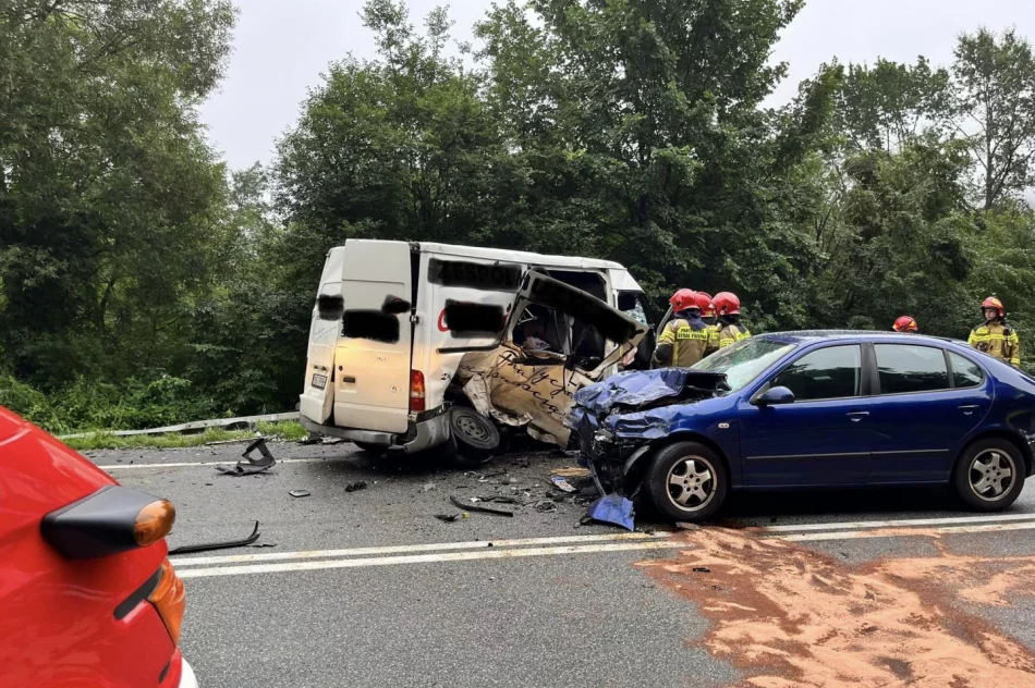 Zderzenie busa i samochodów osobowych. 6 osób zostało rannych - zdjęcie 2