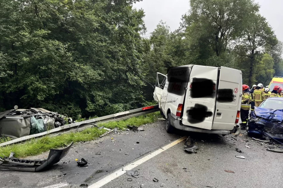 Zderzenie busa i samochodów osobowych. 6 osób zostało rannych - zdjęcie 3
