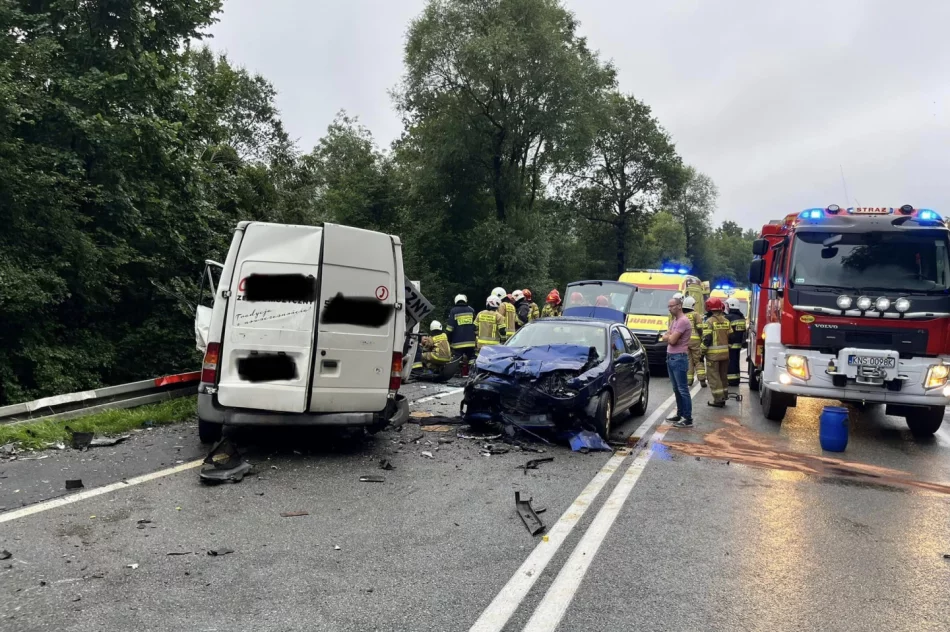 Zderzenie busa i samochodów osobowych. 6 osób zostało rannych - zdjęcie 5