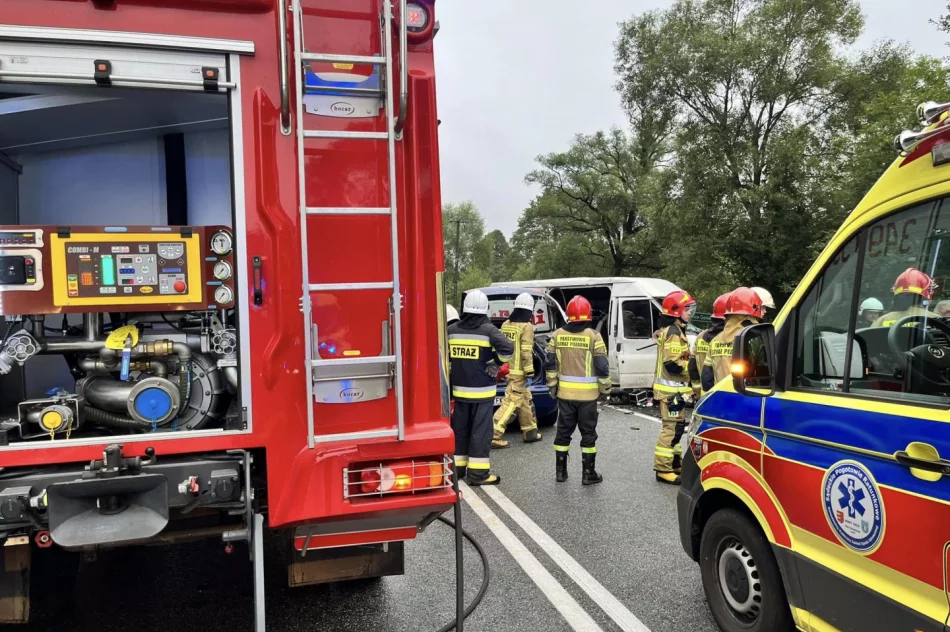 Zderzenie busa i samochodów osobowych. 6 osób zostało rannych - zdjęcie 8