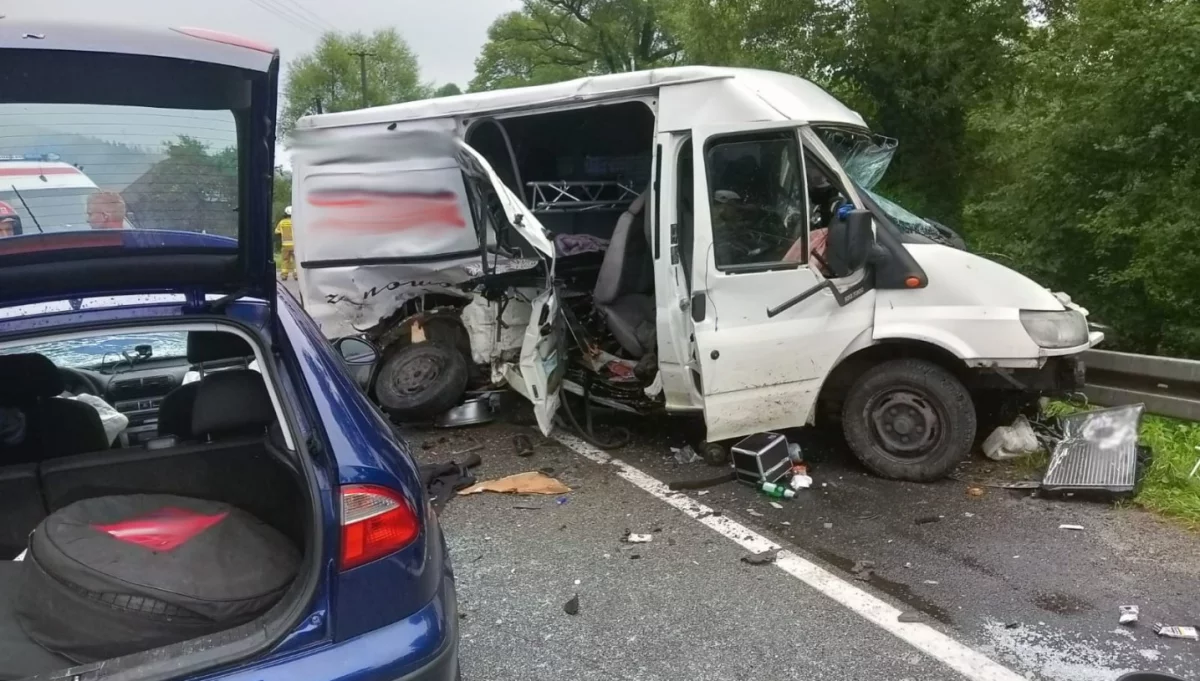 Zderzenie busa i samochodów osobowych. 6 osób zostało rannych