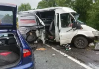 Zderzenie busa i samochodów osobowych. 6 osób zostało rannych - zdjęcie główne