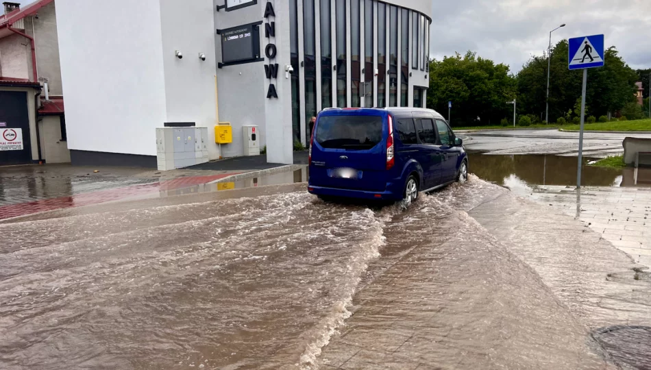 Kanał zatkany, a teren dworca zalany. Mieszkańcy wcześniej interweniowali - zdjęcie 1