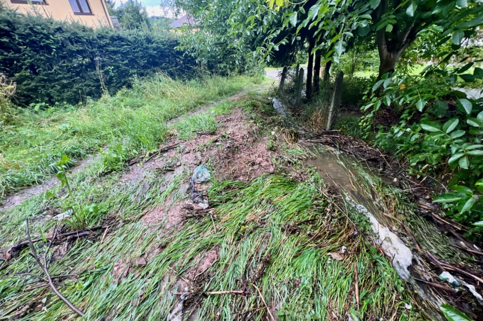 Kanał zatkany, a teren dworca zalany. Mieszkańcy wcześniej interweniowali - zdjęcie 3