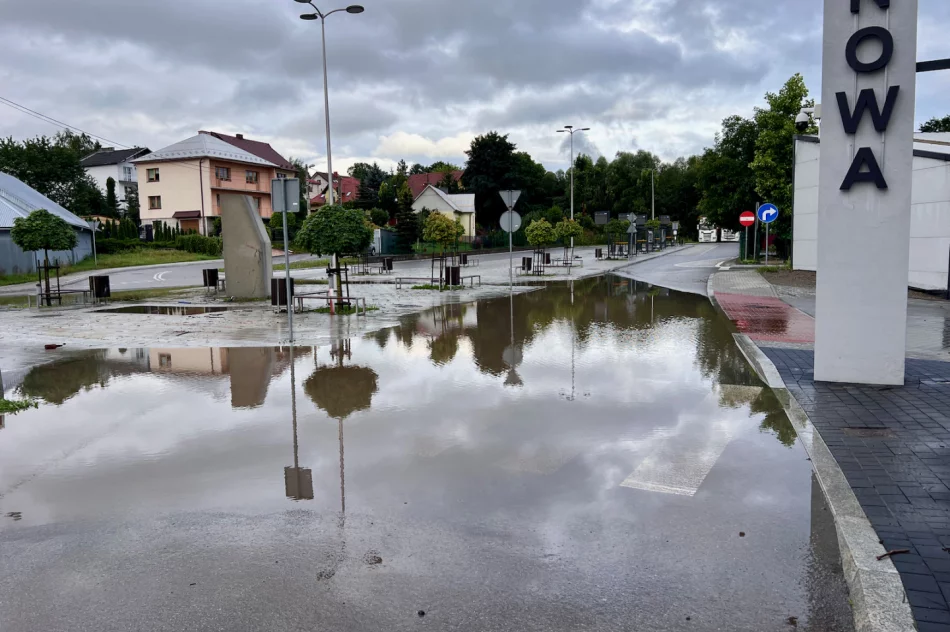 Kanał zatkany, a teren dworca zalany. Mieszkańcy wcześniej interweniowali - zdjęcie 9