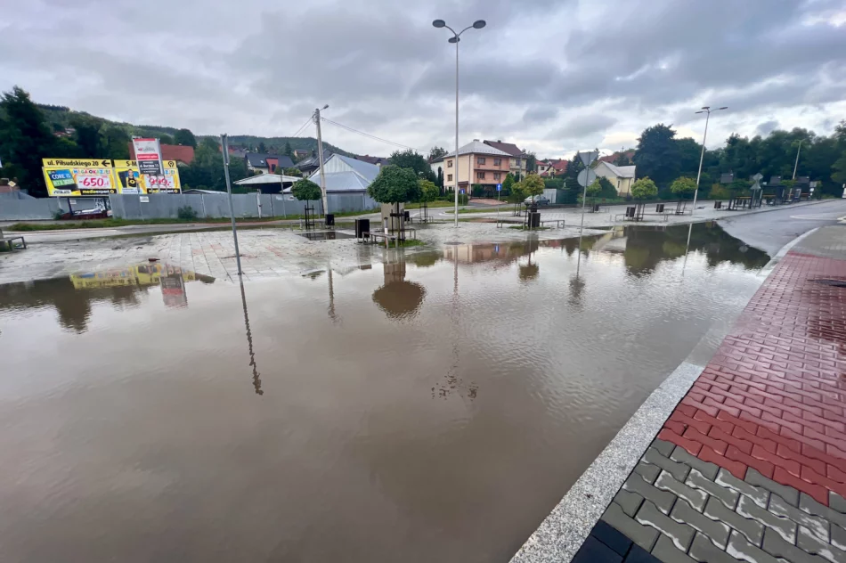 Kanał zatkany, a teren dworca zalany. Mieszkańcy wcześniej interweniowali - zdjęcie 10