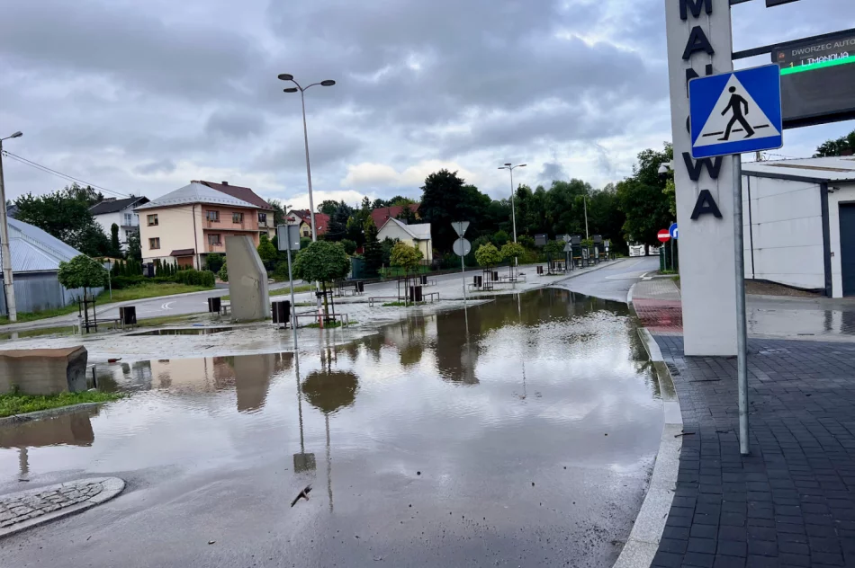 Kanał zatkany, a teren dworca zalany. Mieszkańcy wcześniej interweniowali - zdjęcie 11