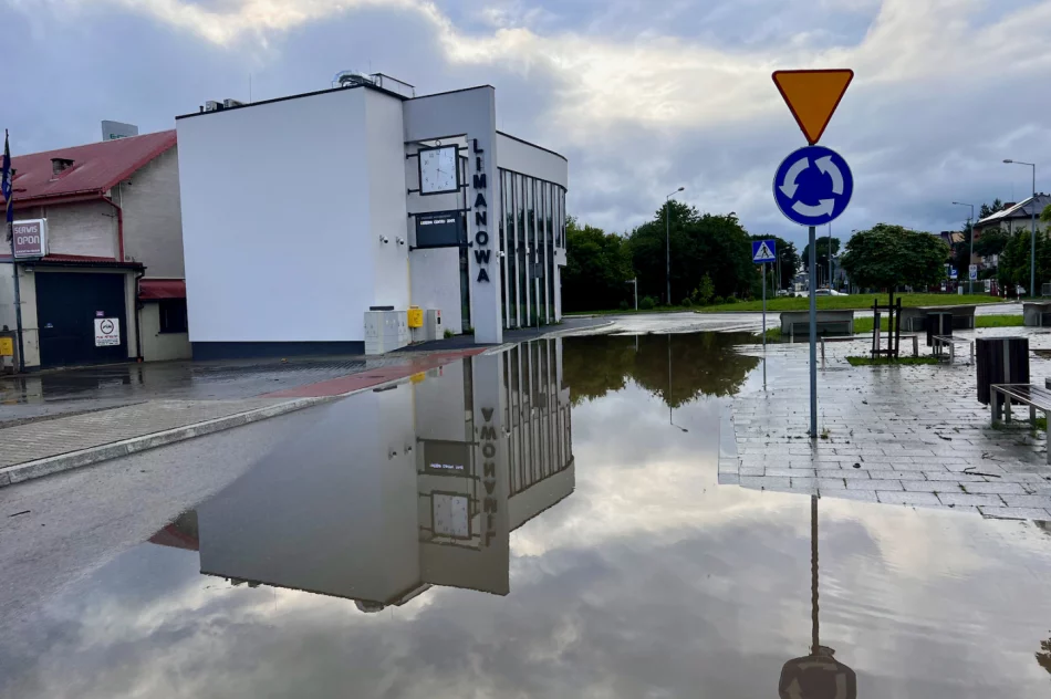 Kanał zatkany, a teren dworca zalany. Mieszkańcy wcześniej interweniowali - zdjęcie 13