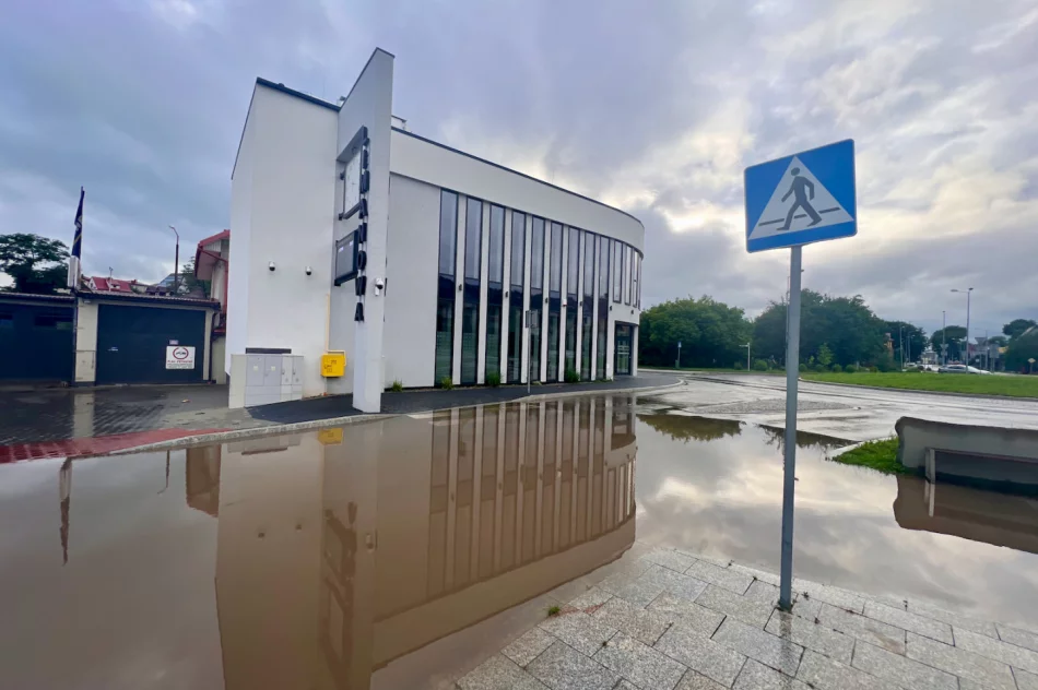 Kanał zatkany, a teren dworca zalany. Mieszkańcy wcześniej interweniowali - zdjęcie 15