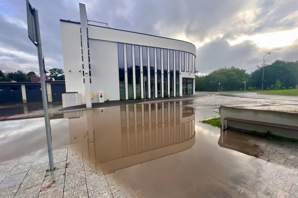 Kanał zatkany, a teren dworca zalany. Mieszkańcy wcześniej interweniowali - zdjęcie 16