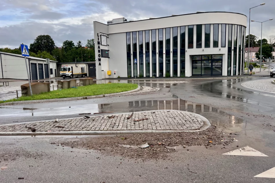 Kanał zatkany, a teren dworca zalany. Mieszkańcy wcześniej interweniowali - zdjęcie 18