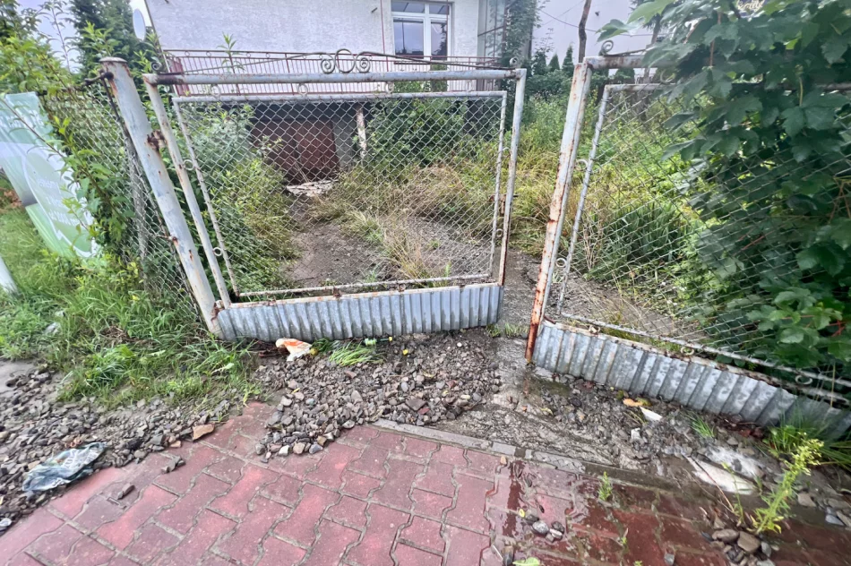 Kanał zatkany, a teren dworca zalany. Mieszkańcy wcześniej interweniowali - zdjęcie 19