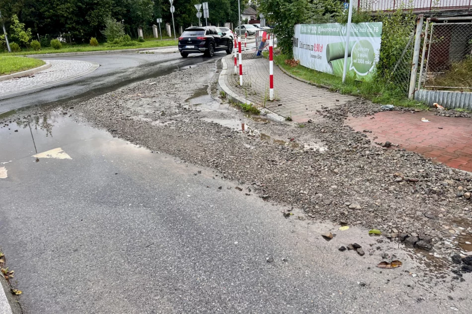 Kanał zatkany, a teren dworca zalany. Mieszkańcy wcześniej interweniowali - zdjęcie 20