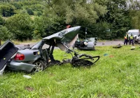 Groźny wypadek, samochód się rozpadł na dwie części. Droga odblokowana - zdjęcie główne