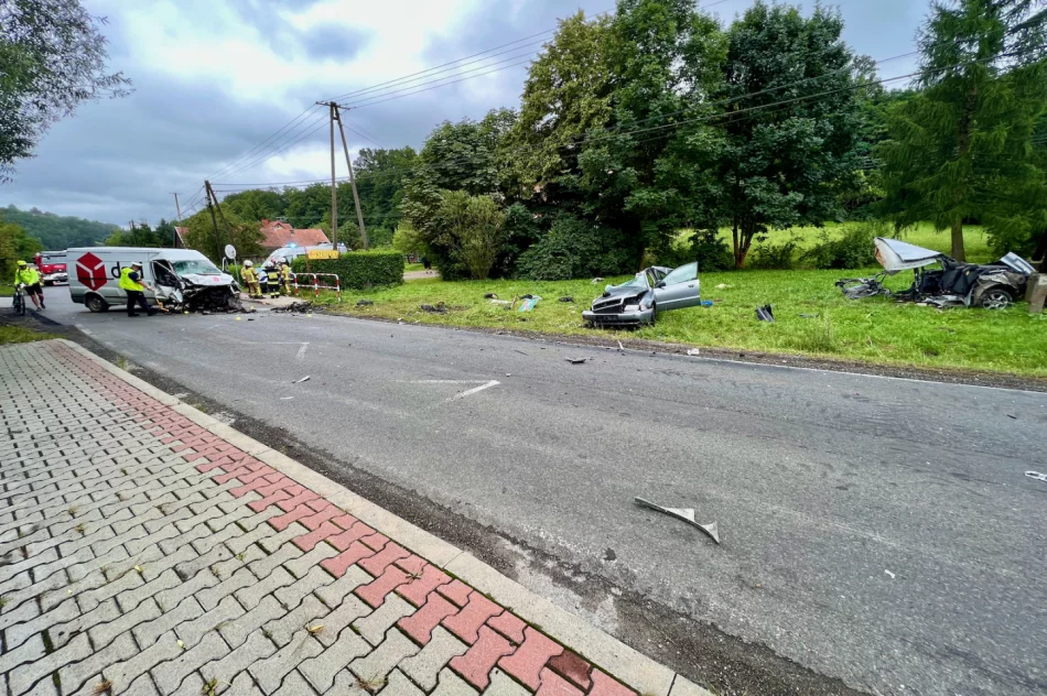 Groźny wypadek, samochód się rozpadł na dwie części. Droga odblokowana - zdjęcie 2