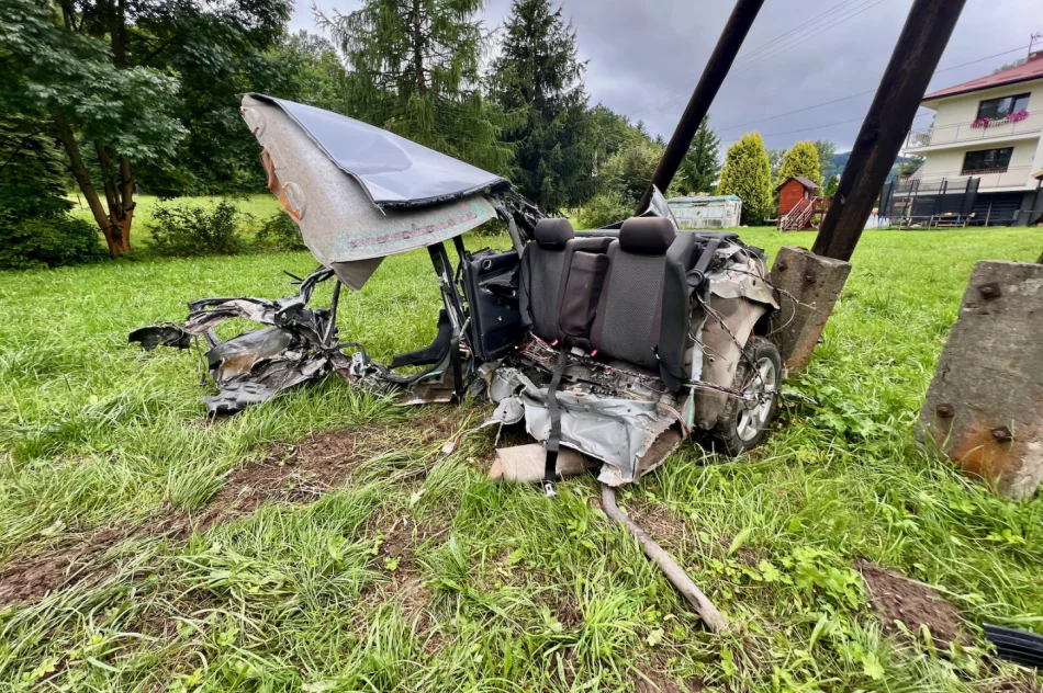 Groźny wypadek, samochód się rozpadł na dwie części. Droga odblokowana - zdjęcie 3
