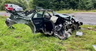 Groźny wypadek, samochód się rozpadł na dwie części. Droga odblokowana - zdjęcie 4