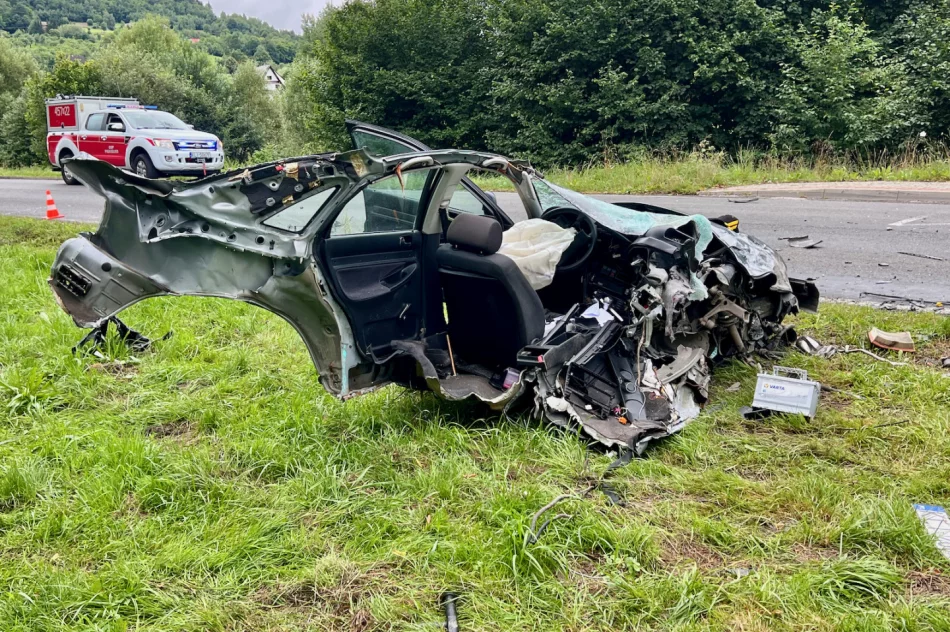 Groźny wypadek, samochód się rozpadł na dwie części. Droga odblokowana - zdjęcie 4