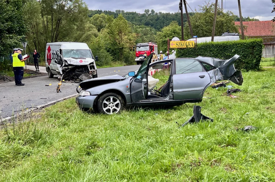 Groźny wypadek, samochód się rozpadł na dwie części. Droga odblokowana - zdjęcie 6
