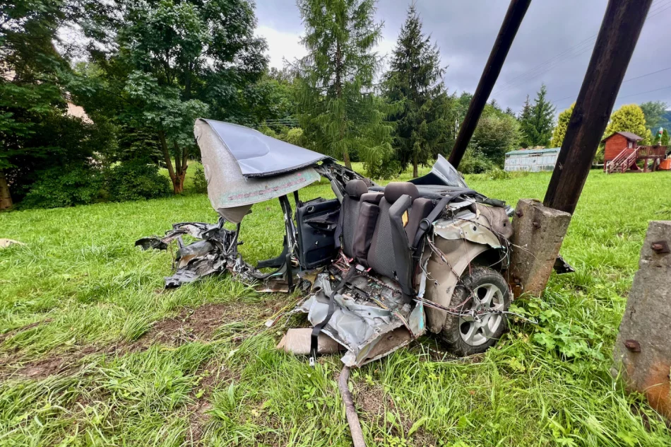 Groźny wypadek, samochód się rozpadł na dwie części. Droga odblokowana - zdjęcie 7