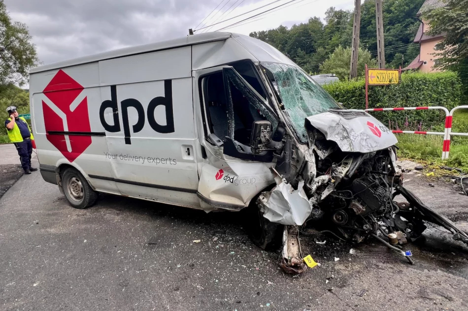 Groźny wypadek, samochód się rozpadł na dwie części. Droga odblokowana - zdjęcie 10