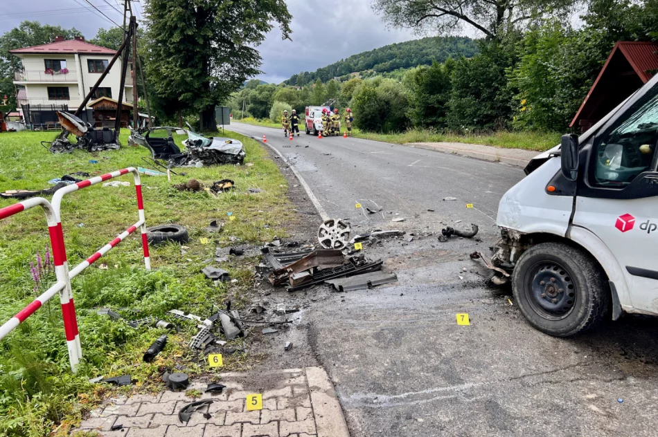 Groźny wypadek, samochód się rozpadł na dwie części. Droga odblokowana - zdjęcie 11