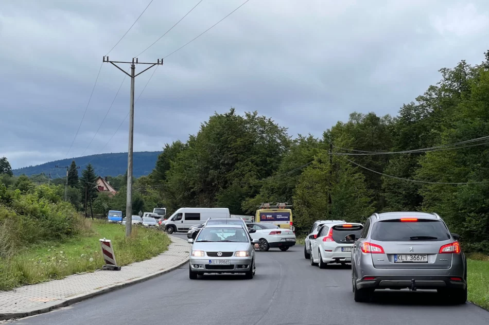 Groźny wypadek, samochód się rozpadł na dwie części. Droga odblokowana - zdjęcie 14