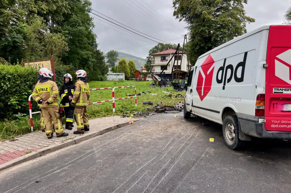 Groźny wypadek, samochód się rozpadł na dwie części. Droga odblokowana - zdjęcie 15
