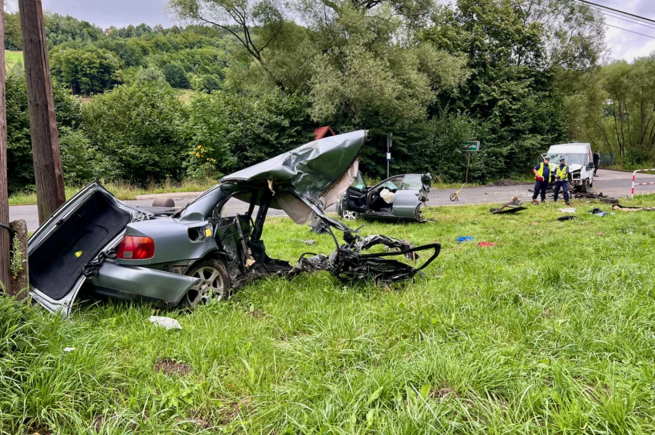 Groźny wypadek, samochód się rozpadł na dwie części. Droga odblokowana - zdjęcie 16