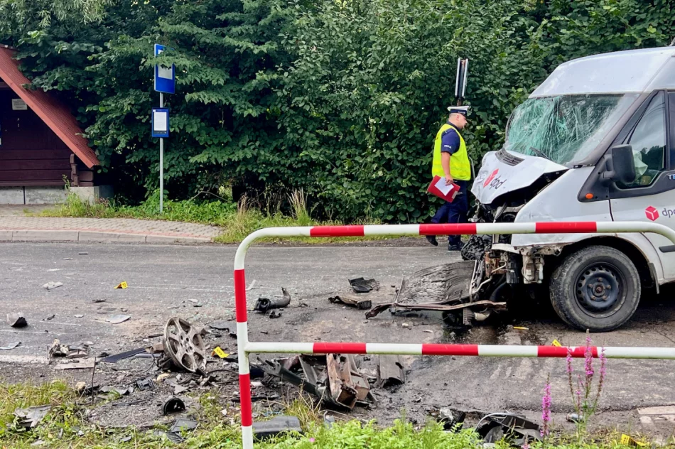 Groźny wypadek, samochód się rozpadł na dwie części. Droga odblokowana - zdjęcie 18