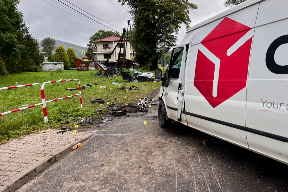 Groźny wypadek, samochód się rozpadł na dwie części. Droga odblokowana - zdjęcie 19