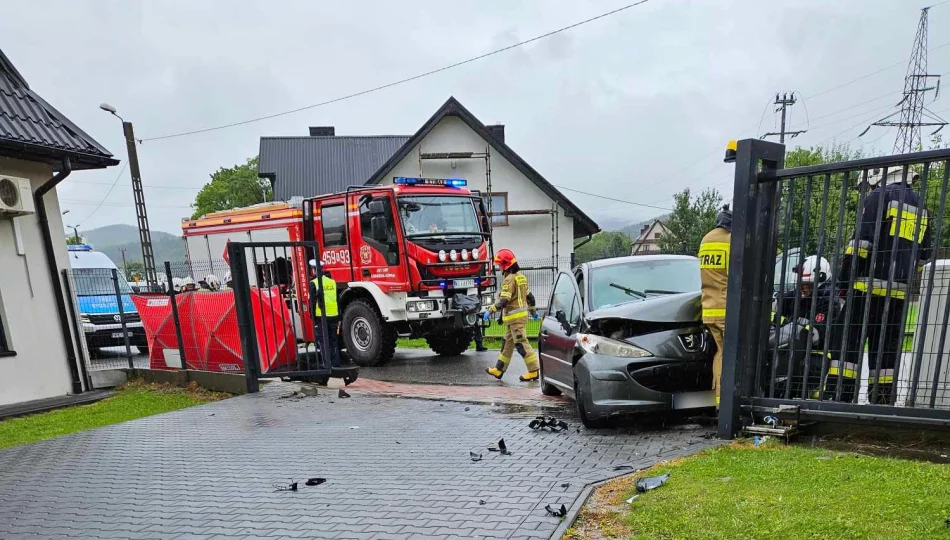 Uderzył w bramę. Miał cofnięte prawo jazdy, był pijany? - zdjęcie 1