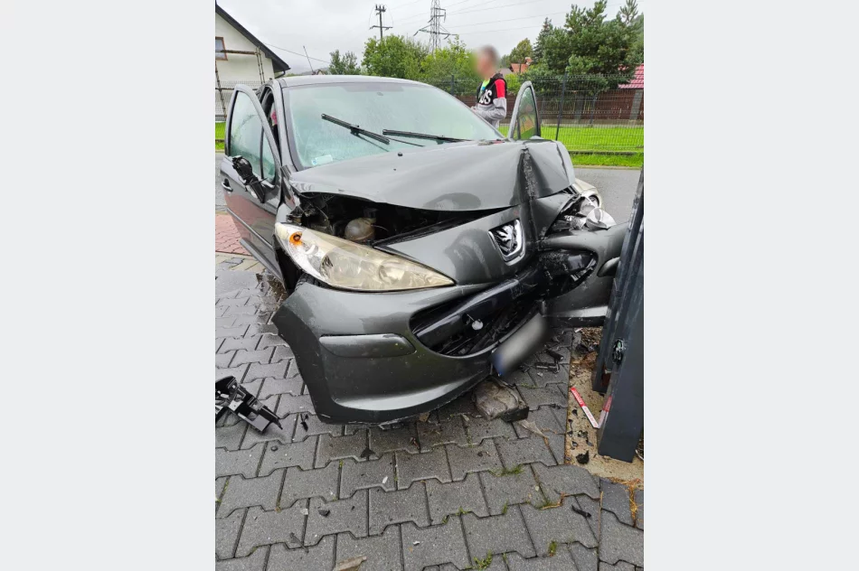 Uderzył w bramę. Miał cofnięte prawo jazdy, był pijany? - zdjęcie 3