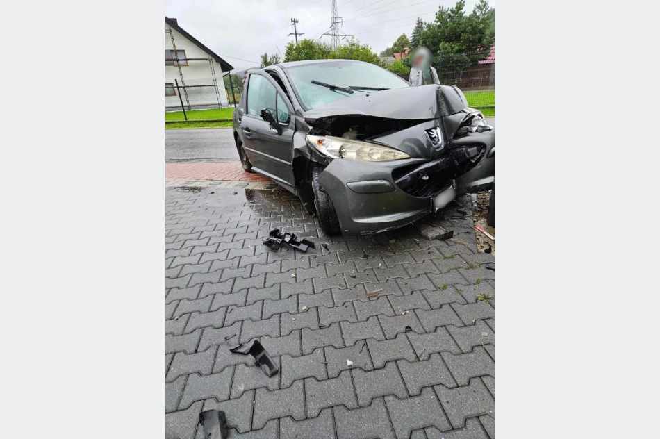 Uderzył w bramę. Miał cofnięte prawo jazdy, był pijany? - zdjęcie 5