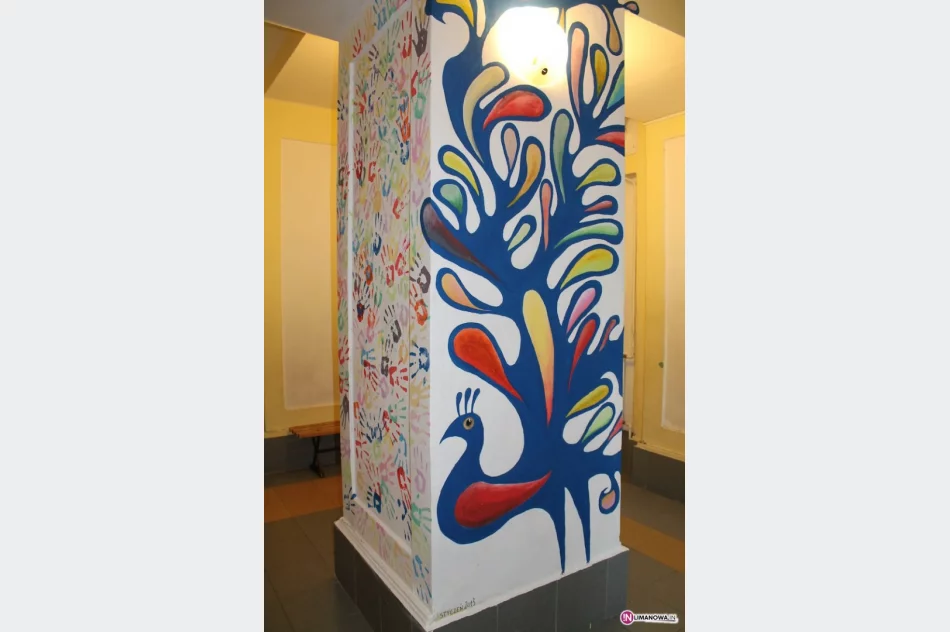 Uczniowie pomalowali mury szkoły - zdjęcie 2