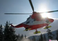 Śmigłowiec wylądował na parkingu - zdjęcie główne