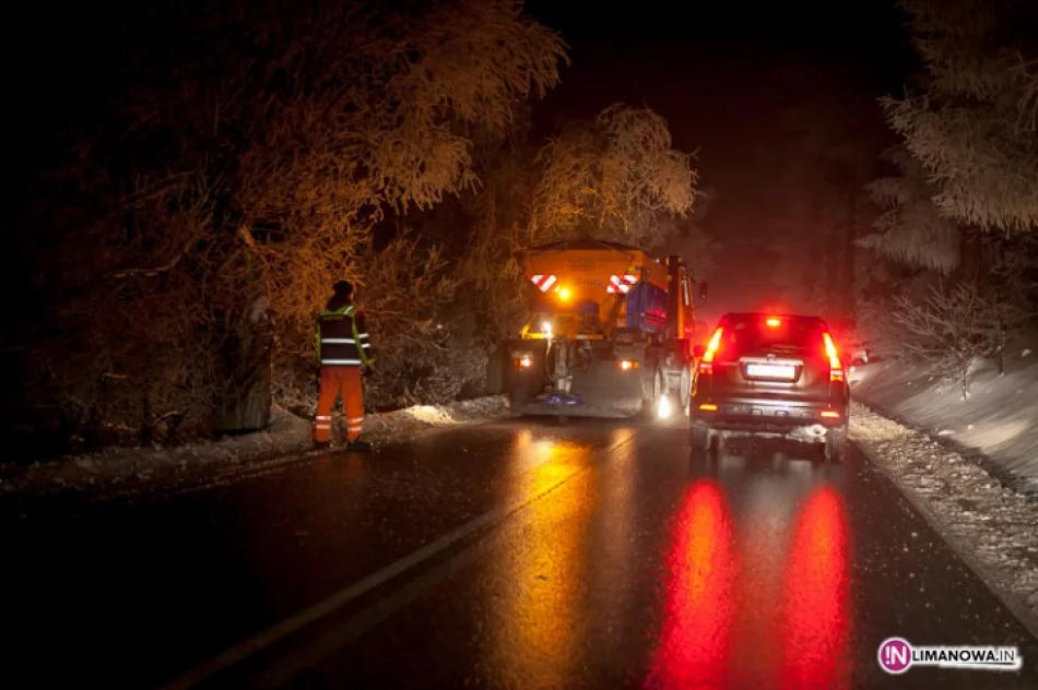 Lód na drodze. Samochody stanęły - zdjęcie 2